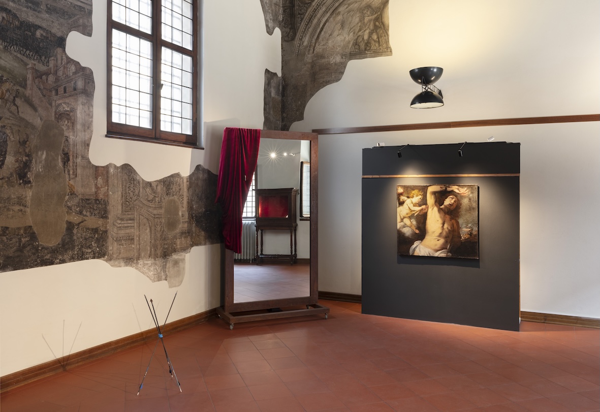 “La Giostra” curated by VENERDISABATO, installation view at Palazzo Fodri – PQV Fine Art, Cremona Contemporanea | Art Week 2025, ph. Rossetti/Chico